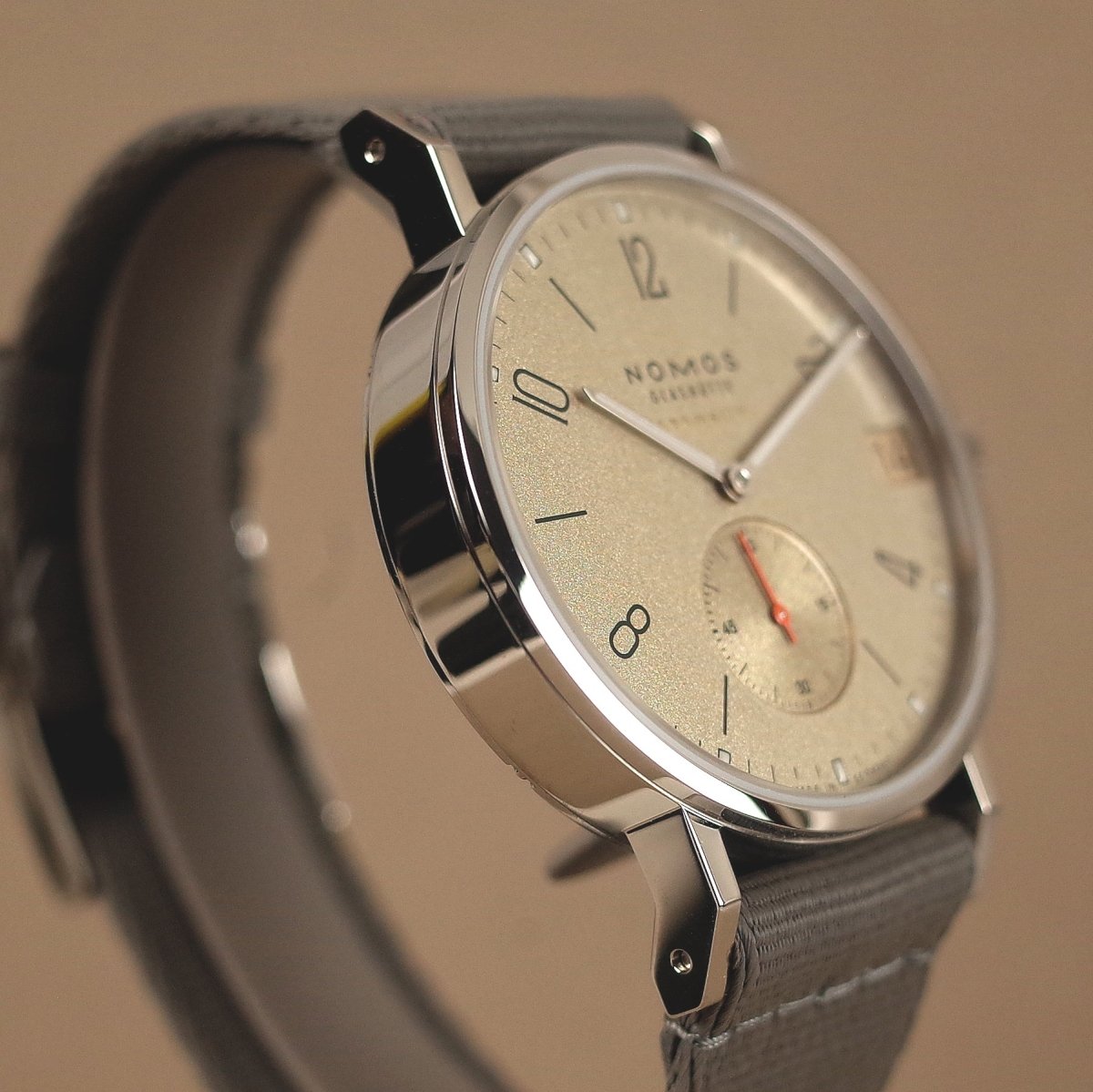 Nomos Ahoi neomatik 38 Datum sand 527 - V. Gasser 1873