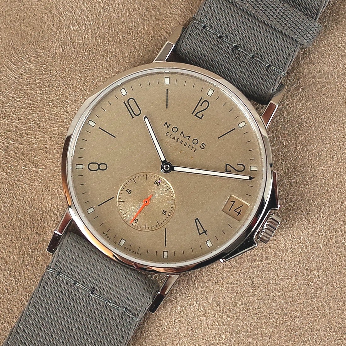 Nomos Ahoi neomatik 38 Datum sand 527 - V. Gasser 1873