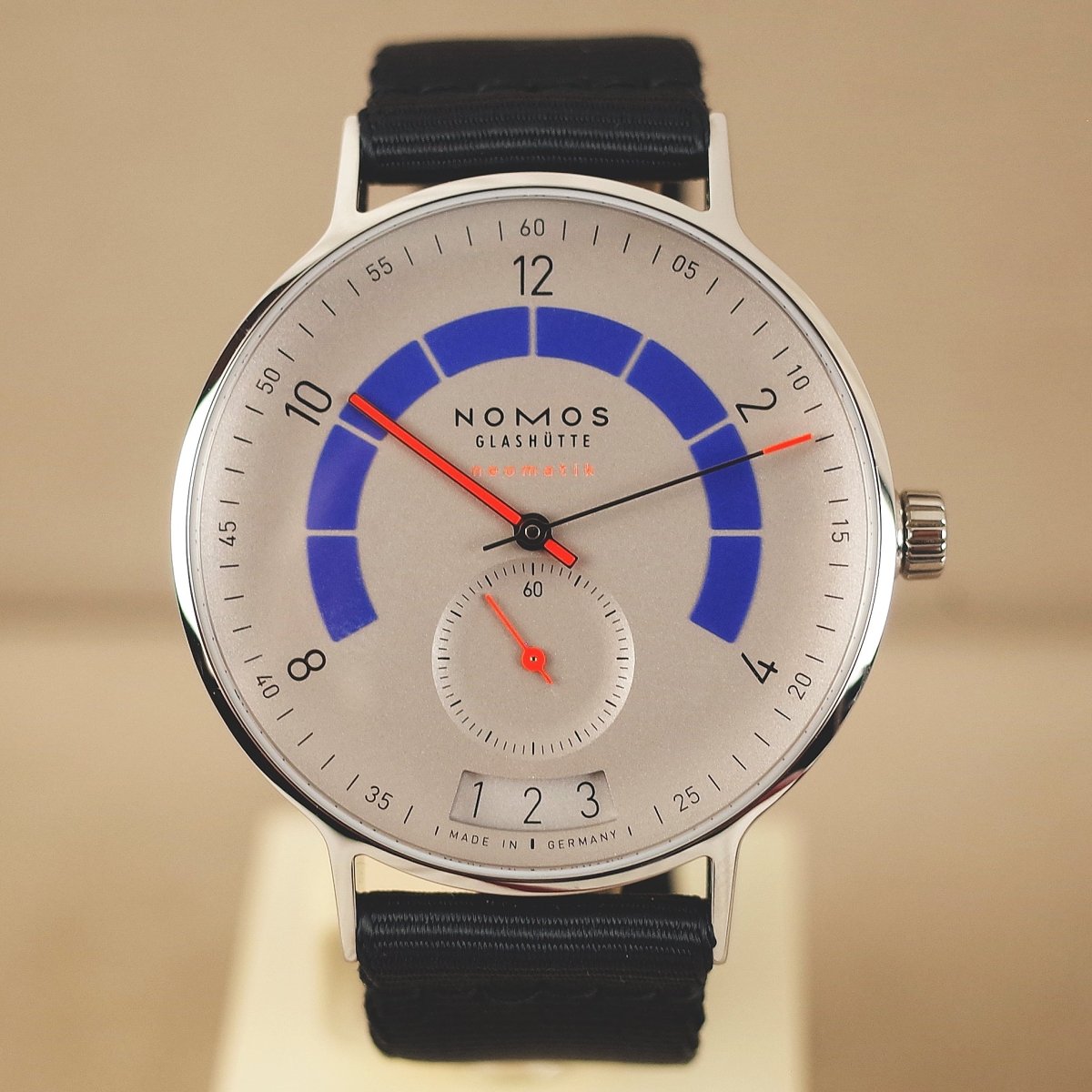 Nomos Autobahn neomatik 41 Datum sportgrau 1303 - V. Gasser 1873