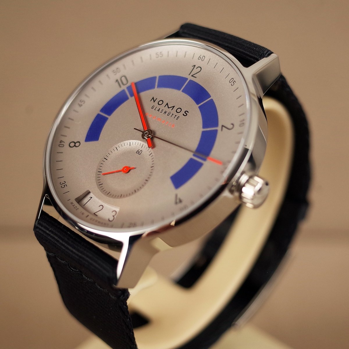 Nomos Autobahn neomatik 41 Datum sportgrau 1303 - V. Gasser 1873