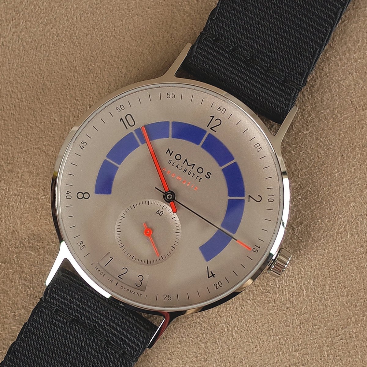 Nomos Autobahn neomatik 41 Datum sportgrau 1303 - V. Gasser 1873