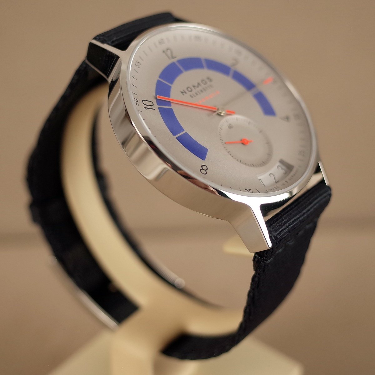 Nomos Autobahn neomatik 41 Datum sportgrau 1303 - V. Gasser 1873