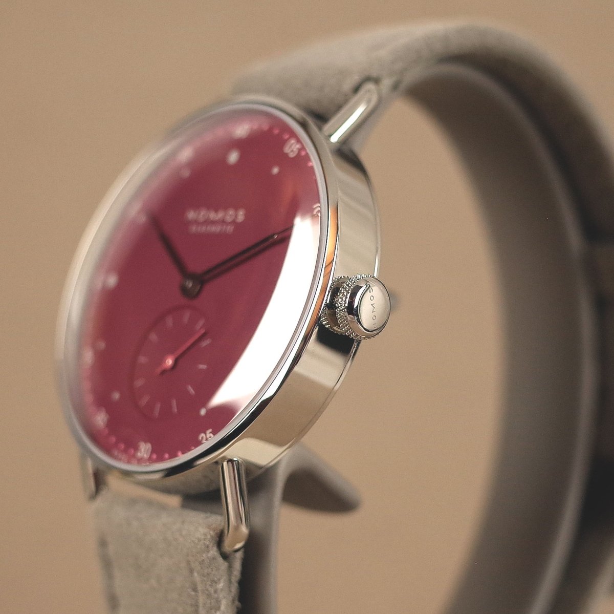 Nomos Metro 33 "muted red" 1123 - V. Gasser 1873