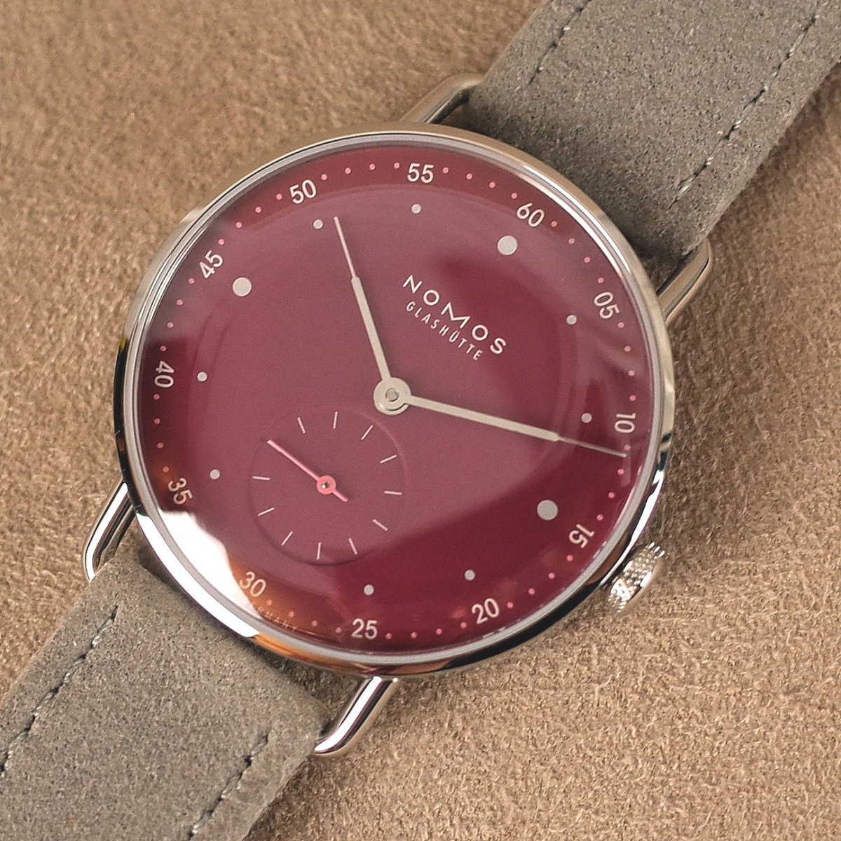 Nomos Metro 33 "muted red" 1123 - V. Gasser 1873