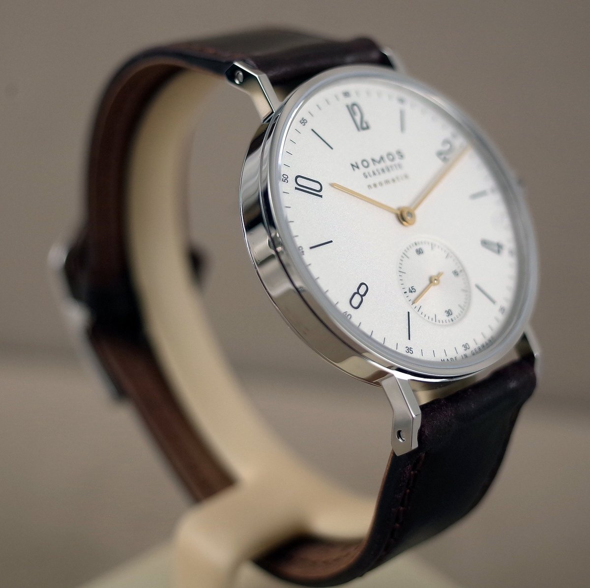 Nomos Tangente neomatik doré 192 - V. Gasser 1873