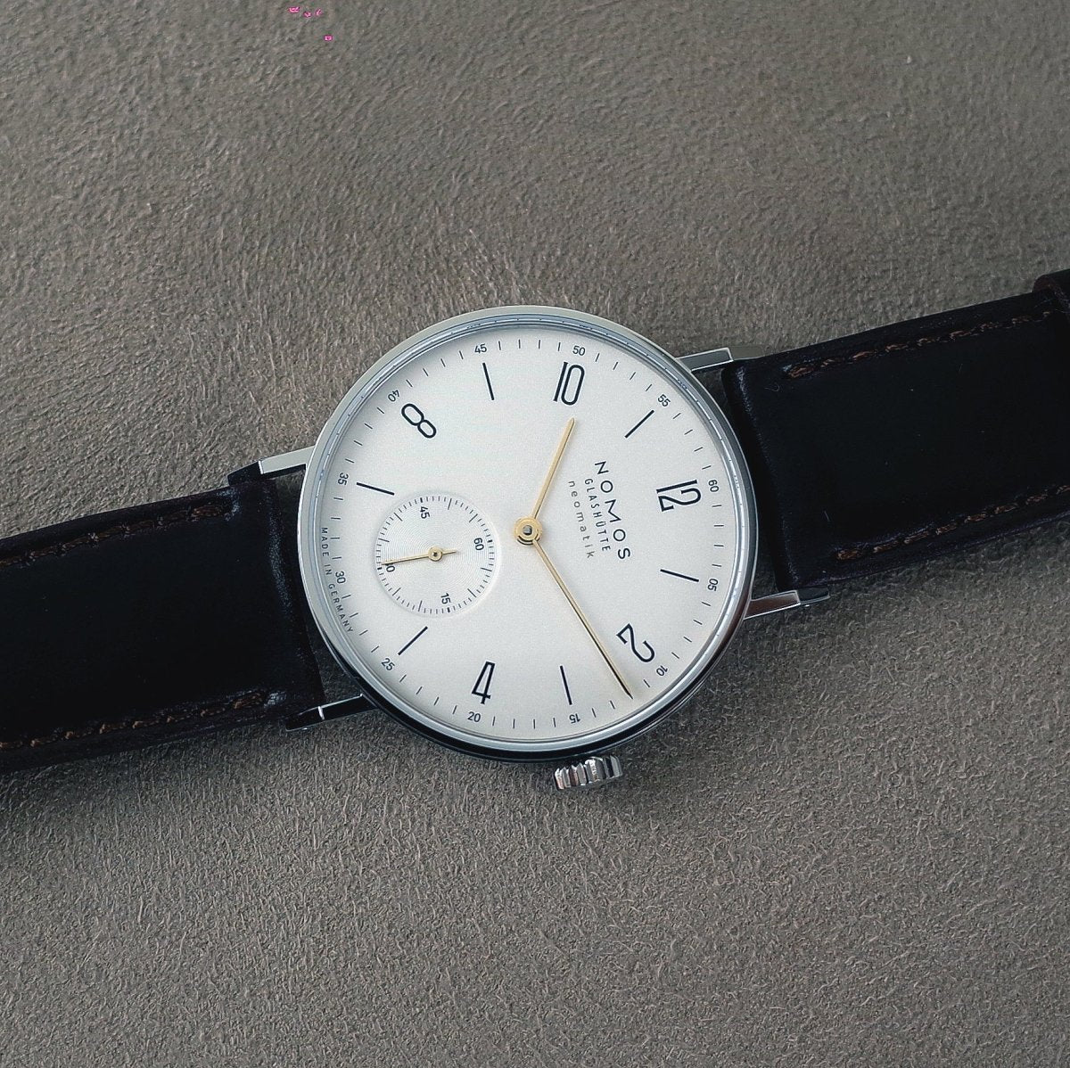 Nomos Tangente neomatik doré 192 - V. Gasser 1873