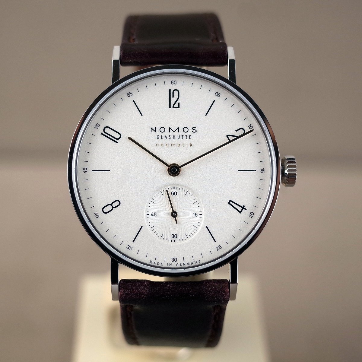 Nomos Tangente neomatik doré 192 - V. Gasser 1873