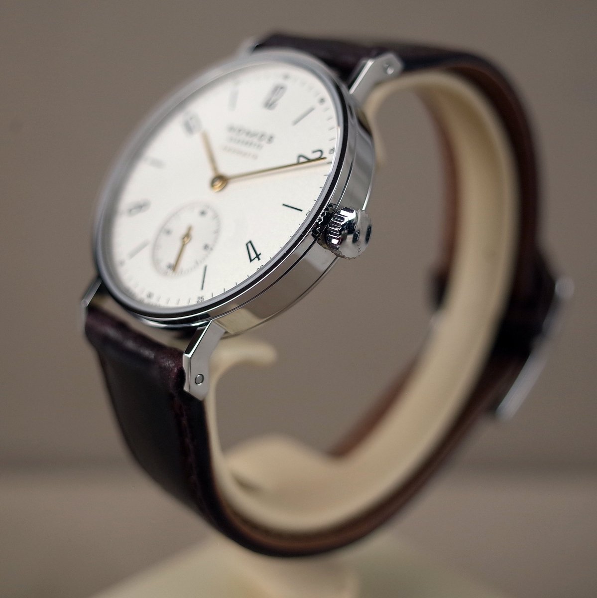 Nomos Tangente neomatik doré 192 - V. Gasser 1873