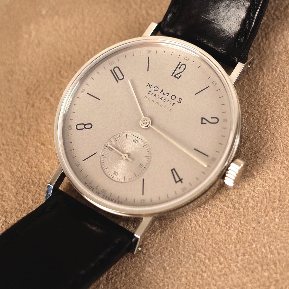 Nomos Tangente neomatik platingrau 189 - V. Gasser 1873